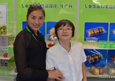 Qiang Na Ning, to the left, is the sales manager of Xian Forest Agriculture and Science, a large grape grower in Shaanxi province. Hu Qiong represents Luyuan Packaging, a packaging producer from Shenzhen in Southern China.
