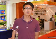 Chen Liang from Shanghai Electronic Commerce, an online fruit shop.