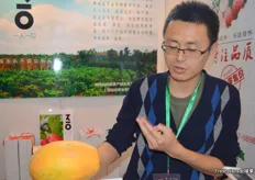 Rain Wu from Qionghai Fruit and Vegetable Production and Marketing brought some of his Hainan papayas and other produce to Shanghai.