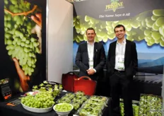Andrés Kuznar K. and Christian Saéz P. from the Polar Fresh Group with the Pristine grapes. From origin a Chilean company, but with offices in the US, Spain and Peru.