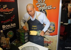 This guy works for Coolfresh in Costa Rica and is very agile to make pineapple snacks