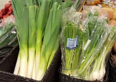 Leek and spring onion, and above them an overview of prices for a number of products.