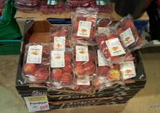 These peaches cost 1.86 euro per box.