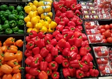 The red bell peppers are clearly in the majority, but green, yellow and orange ones are also available.