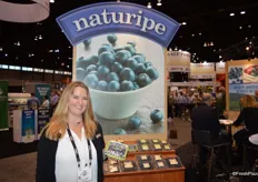 Kyla Oberman with Naturipe Farms shows the company’s new packaging for organic blueberries: compostable top seal pack.