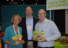 Karin Gardner, Brett Libke and Glen Arrowsmith (Zepsri) with Oppy, showing Zespri SunGold as well as organic kiwifruit.