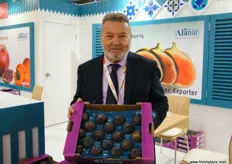 The generous Yavuz Taner of Alanar (Turkey) was once again busy educating visitors on Bursa figs by giving free information and free tasting.