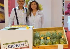 Luis Palma and Paola Caballero from Capach, Mexican consulting company, this year promoting the Mexican pineapple.
