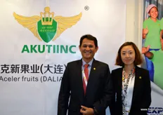 Akutiinc from the Phillipines, cooperates with Chinese Aceler Fruits to import bananas into China. In the photo are Lopez Cloma Reynegrace and Anna Su.