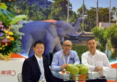 Chongqing Jianguoyuan Trading is a Chinese import and export company based in the city of Chongqing. The company has a branch in Thailand under the name Jia Bei Group. On the photo are Wu Yi and Tianhua Sang
