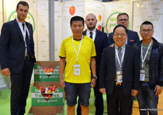 ApplesPoland will work together with Henry Wang to export and distribute Polish apples in China now Polish apples have received market access. From left to right are: Przemyslaw Idziak, Zhang Ling, Michal Walczak, Henry Wang, Tomasz Tyc and Liu Jianlin