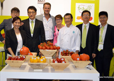 The international team of Enza Zaden. In the middle are Chris Groot, Produce Chain Manager at Enza Zaden and, to his right, Louise Millar of South Pacific Seed Sales