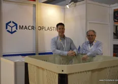 Hugo Ramos and Steve Cohen at Macro Plastics with new shorter shipping bin for kiwis, stonefruit, mandarins etc.