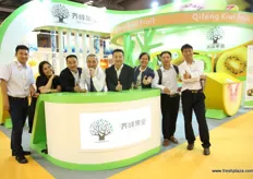 Qifeng Kiwi Fruit, a prominent Chinese kiwi producer, together with the team of Altaifresh, a Chinese importer from Guangzhou. In the middle Mr Qi Feng, the founder of the brand