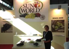 Marianna Finelli from Sunworld with different varieties of grapes.