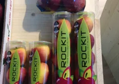 Rockit with 3 or 5 apples in a tube.