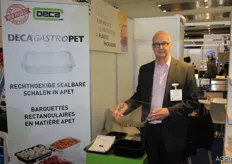 Edwin Melotte of Decapac shows rectangular sealable trays called DecaGastroPet. The company supplies many different packings from plastic to tin.