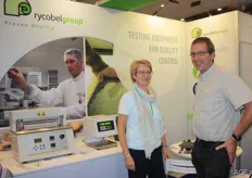 The Rycobelgroup supplies, amongst other equipment, testing equipment to test quality, even without opening the packaging. Pictured are Nele Anseeuw and Donald van Boven.