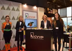 Reyes Moratal, manager of CVVP, next to his colleagues at the stand, presenting the new ultra early Navel M7 orange.