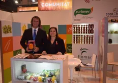 Marcus Ludwig and María del Señor, at the stand of Grupo Surinver, presenting their pumpkins for Halloween.