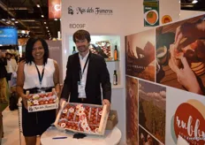 Marlene Rivas and Esteban Tomás Pérez, at the stand of Más dels Fumeros, presenting its new brand Rubby for hanging tomatoes, the ideal one for a “pa amb tomàquet” (bread, rubbed tomato, olive oil and garlic)
