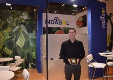 Indalecio Acién, at the stand of Indasol, presenting the new mini snack cucumbers.