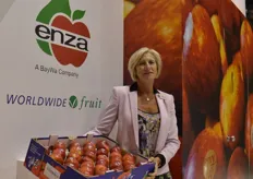 Greta Knapen of Enza shows the Jazz apple