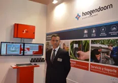 Hoogendoorn Growth Management, Bert Jan Nolden. This company develops regulation systems for horticulture. By receiving and sharing knowledge form the sector, the horticulturalist is provided with information, with the help of measuring and regulating technology. In cooperation with Svensson, the project ‘connected screening’ was set up. Svensson supplies screening canvasses with various characteristics. By adding measuring points inside and outside of the greenhouse, Hoogendoorn collects data that uses this information in its systems. Horticulturalists receive information in this manner that helps them with the so-called ‘new cultivation’ (HNT). The new cultivating means energy-conserving cultivation while at the same time achieving an optimum production. HNT uses scientific knowledge to optimally control the cultivation in temperature, humidity, CO2 measurement, light and screens, among other factors.