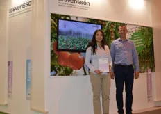 Verónica Cortés and Pieter Mol of Svensson with their new screening canvas ‘Harmony.’ This screening canvas is very suitable for cultivation under Mediterranean circumstances. The canvas has a yield of 45% more light and a better distribution of that, so that the crop also gets enough light at the bottom, resulting in higher returns.