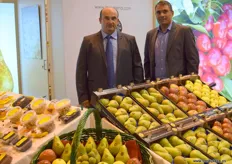 La Queleña, a company devoted to the production of fresh fruits and nuts, represented by Diego Yanguas, accompanied by José Verdial, of Knauf Industries.