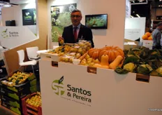 Vitor Santos, of Santos & Pereira, Portugal, showcasing Rocha pears.