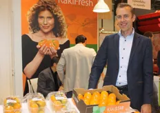 Stephan Schneider behind the kaki fruit of KakiFresh Nature, HillFresh’s own cultivation company.