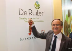 Nico van Vliet shows the cherry plum tomato DRDC2890. The breeding station chose an exclusive introduction per country.