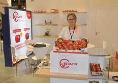 Laurence Maillard from Regal'In is very proud with a contract with Blue Whale and Apofruit. They will be the sole distributor in their country for thei supersweet apple varieties: Regalyou and Regalstar.