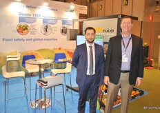Francisco Peris and John Siddle from JBT promoting their laser labeling machine