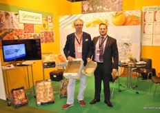 Francisco Vercher and Grant Ferguson with a new laminated packaging. Now they can supply packaging with a laminated film of Primepro to absorb the ethylene.