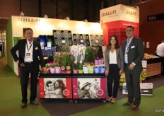 Menno van Es, left, shows the supermarket presentation for the flower and plant concept More lips at the Cabka booth.