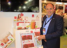 Paul van de Mierop of Den Berk presents ‘Miss Perfect’ at the booth of Veiling Hoogstraten. Den Berk is working on a new packaging, tomato juice, and recently won a price for most flavourful tomato.