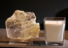 Sulfato Cálcico del Mediterraneo with the Yescal Gel, new in the market since October this year. It's a calcium sulfate gel with the format for use in fertcation.