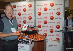 Randy Steensma with Honey Bear Tree Fruit Company showing the Smitten apple.