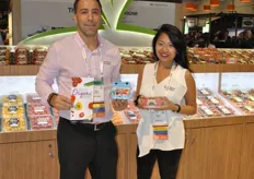 Ken Paglione and Sarah Pau from Pure Flavor promoting the Cloud 9, which was an Award Finalist. The packaging of the tomato is made out of fibers of the tomato plant. Ken holds the Mini Munchies, which is a small bag with Juno Bites grape tomatoes, Aurora Bites mini peppers and Poco Bites cocktail cucumbers. The product receives a lot of interest from schools and foodservice. In the United States it is sold for 99ct.