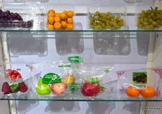 Retail packaging for fresh produce by Shenzhen Lvyuan Packaging Technology.