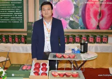 Qu Zhenxing of Red Love Apples.