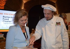 AFG's own Gertrude Snoei talking to Jasper Udink ten Cate.