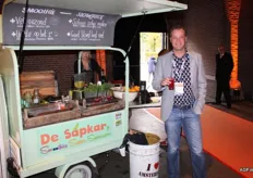 Chris Groot of Enza Zaden enjoys a smoothie from the juice stand