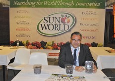 Maurizio Ventura from Sunworld shows a punnet of Scarlotta grapes from Albert Heijn