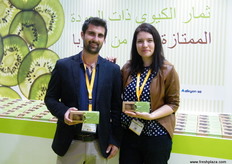 Konstantinos Maragkozis (Nespar) with Anta Tsaira (Win Consulting) for Premium European Kiwi, a project co-financed by the European Union and Greece. Nespar, Nestos, Goustera SA and Alkyon SA are the beneficiaries of this project.