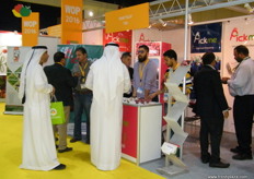 Pick me! And yes, they did! Curious visitors and exhibitors, busy tasting their pomegranates arils.