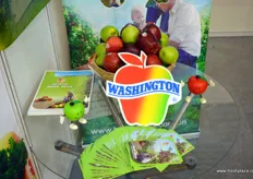 American apples on display at the Washington Apple Committee .
