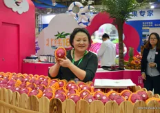 Cindy of North Lattitude 18˚, a dragonfruit producer from Hainan province, a tropical island in the South of China.